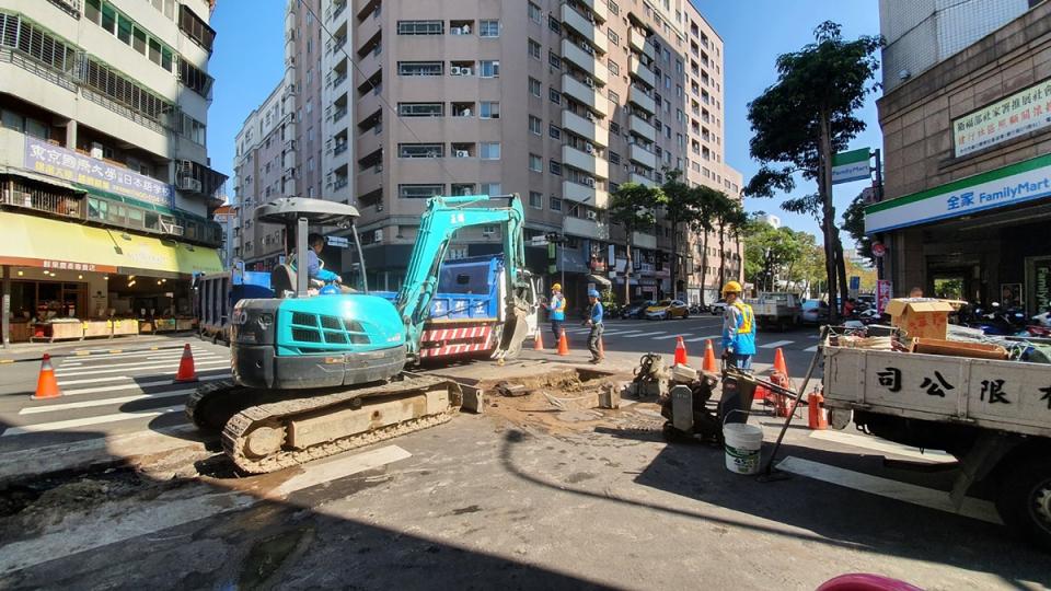 台中市北區永興街與健行路附近10日清晨發生瓦斯外洩事故，經台中市消防局通知瓦斯公司派員搶修，確認現場無危險之虞，已開挖路面尋找漏氣位置。（台中市政府提供）