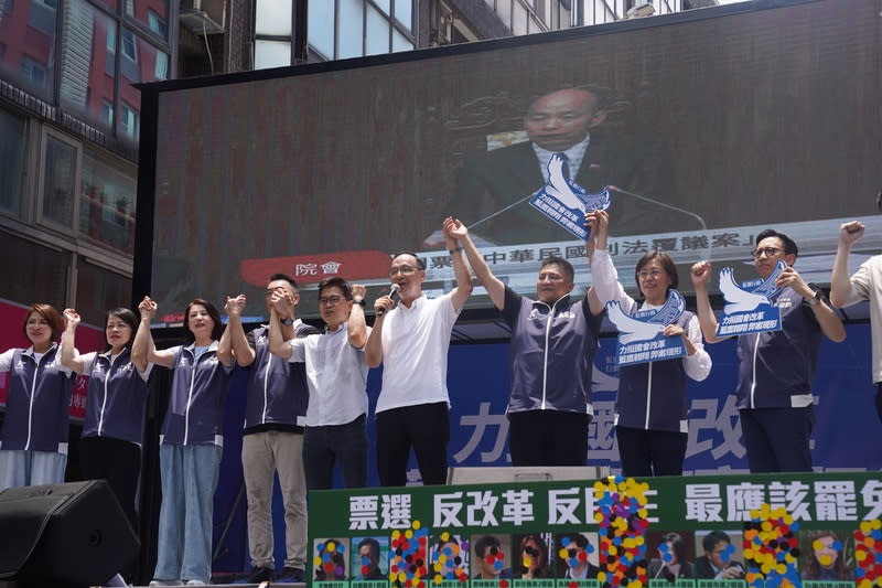 國會職權修法覆議案否決　藍鷹行動慶祝（1） 立法院21日表決行政院對國會職權修法所提覆議案， 藍白挾人數優勢，因此覆議案遭否決。國民黨主席朱 立倫（右4）與黨籍立委在開票後，與立法院外的 「藍鷹行動」支持者高舉雙手慶祝。 中央社記者徐肇昌攝　113年6月21日 