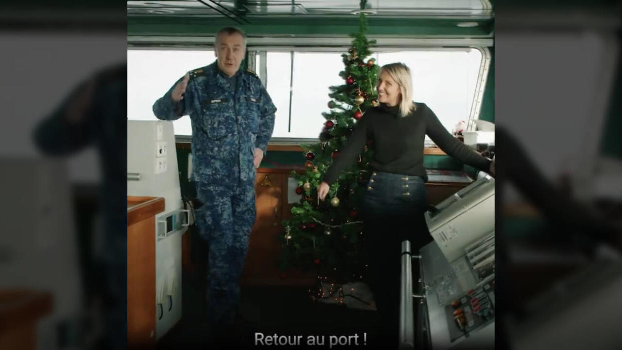 La ministre belge de la Défense Ludivine Dedonder s’est mise en scène en train de secourir le père Noël en mer pour sa vidéo de vœux de fin d’année. Une idée qui a déplu à certains responsables politiques locaux.