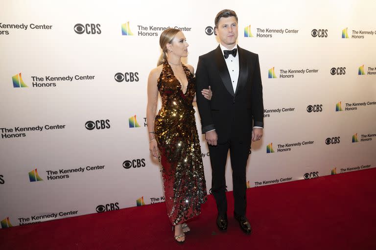 El comediante de Saturday Night Live, Colin Jost, y su esposa, la actriz Scarlett Johansson posan en la alfombra roja en la Gala de Honores /Kevin Wolf