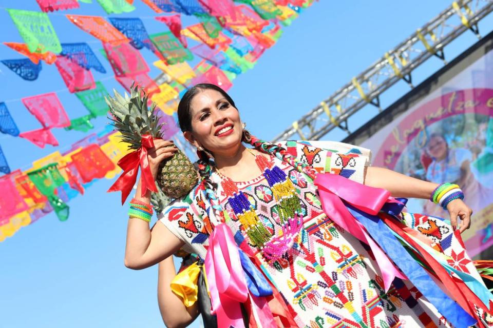 Flor de Piña por el Ballet Folklórico El Valle de Santa Helena durante la “Vive la Guelaguetza 2023” en Madera.