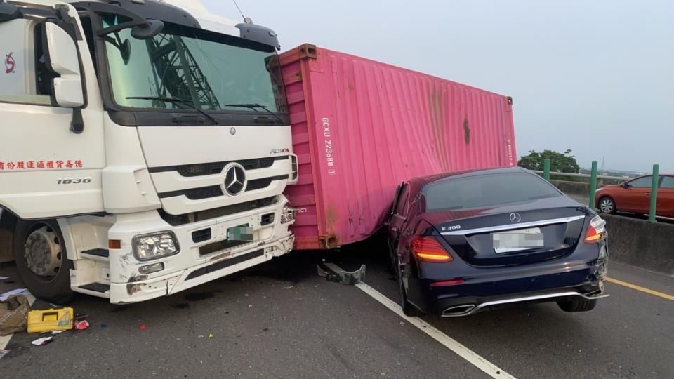 台88事故，賓士車駕駛座遭壓扁。讀者提供