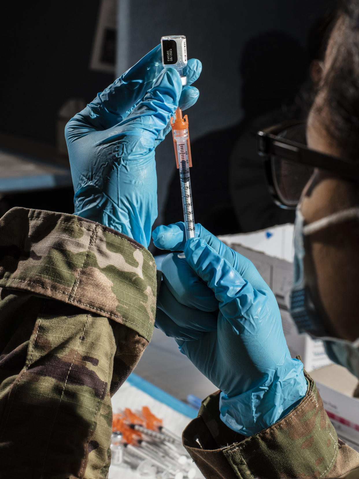 Un miembro del Ejército estadounidense prepara dosis de la vacuna contra la COVID-19 BioNTech de Pfizer en el Instituto de Tecnología de Nueva Jersey en Newark, Nueva Jersey, el 19 de junio de 2021. (Bryan Anselm/The New York Times)