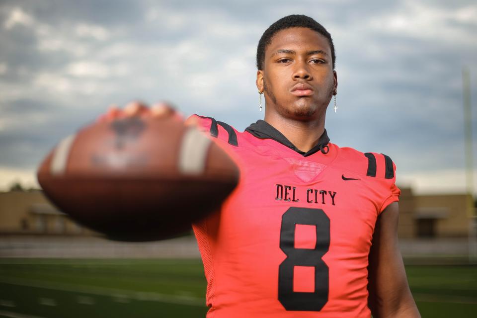 Del City defensive line prospect Jaedon Foreman was one of 17 players to sign with Oklahoma State on Wednesday.