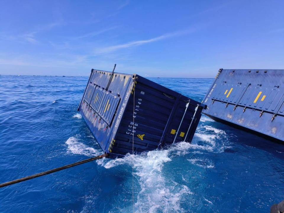 「天使輪」進水沉沒，空貨櫃海上漂流。（圖：高雄港務分公司提供）