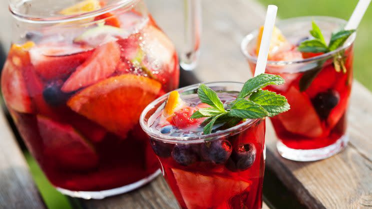 La sangría es una de las bebidas típicas del verano junto con el tinto de verano, la cerveza, los mojitos y otros combinados que incluyen muchos azúcares perjudiciales.(Foto: Getty)