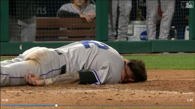 洛磯派投手佛里蘭（Kyle Freeland）代跑，結果在本壘出局還受傷。（圖／翻攝自MLB官網）