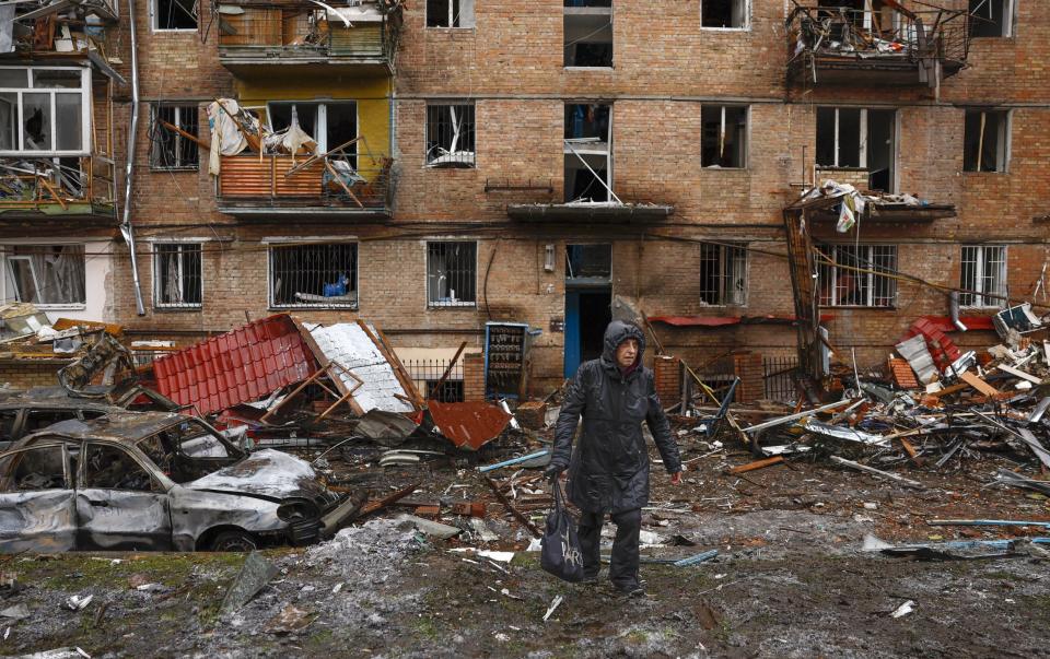 VYSHHOROD, UKRAINE - NOVEMBER 24: Residents return to view their homes in Vyshhorod after yesterdayâ€™s missile strikes on November 24, 2022 in Vyshorod, Ukraine. Kyiv and several other cities were hit by another wave of Russian missile strikes yesterday, further damaging the country's energy infrastructure and other utilities. (Photo by Jeff J Mitchell/Getty Images) - Jeff J Mitchell/Getty Images