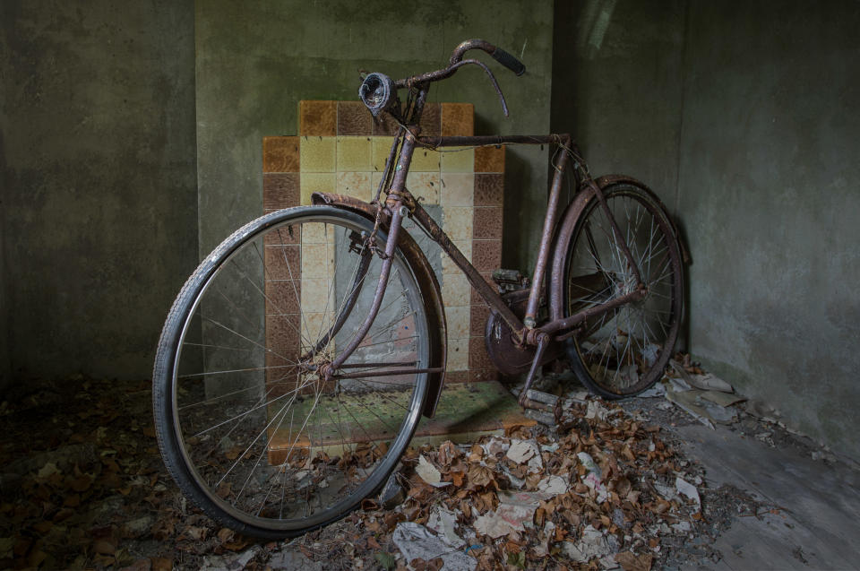 A rusting bike inan abandoned home in Northern Ireland, March 12, 2018. (Photo: Unseen Decay/Mercury Press/Caters News)