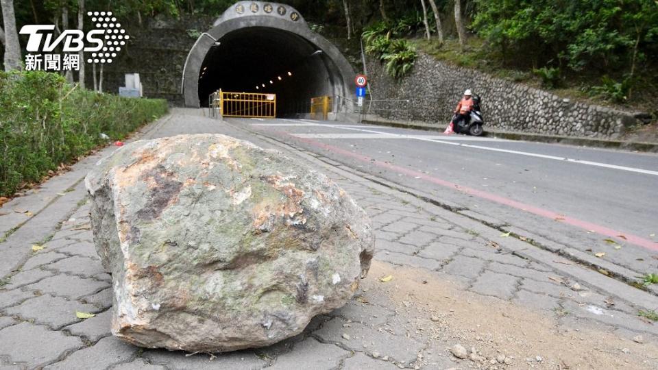 巨石直接橫躺路邊。（圖／胡瑞麒攝）