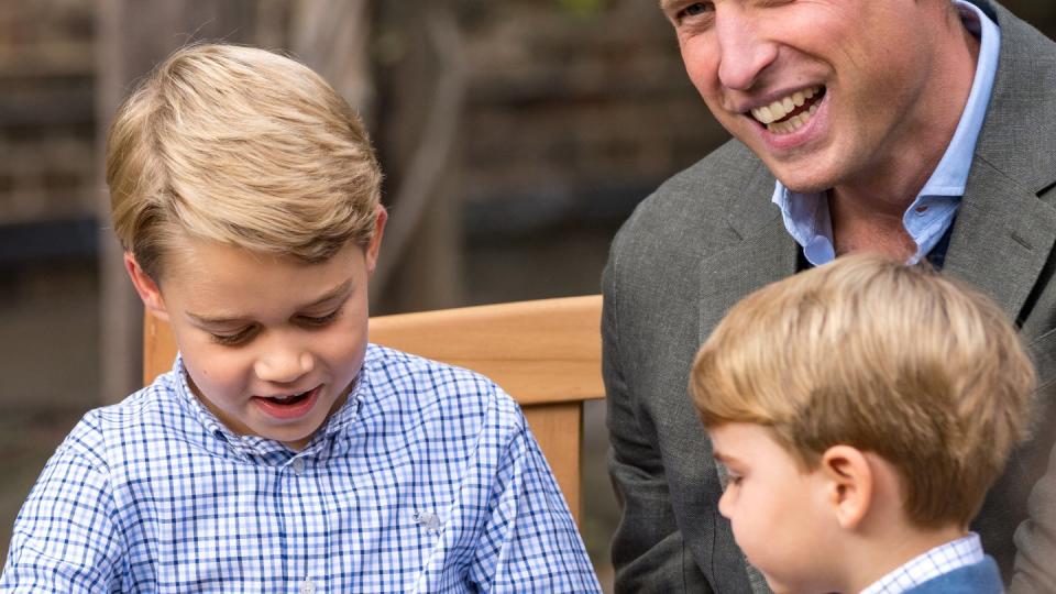 Prinz George (l) bestaunt sein Geschenk. Neben ihm sein Vater Prinz William und sein kleiner Bruder Prinz Louis (r).