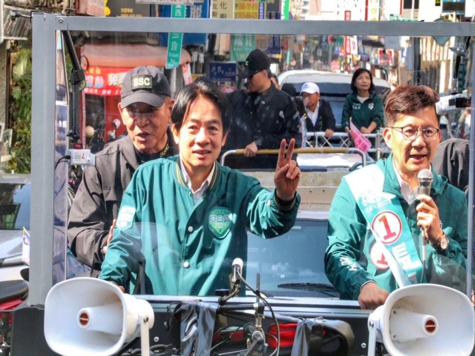 賴清德在路上車隊台中陪同掃街，許多民眾熱情支持。（圖：張廖萬堅競總提供）