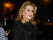 <p>Un podium avait été érigé sur la fontaine du Trocadéro, bordée de palmiers artificiels, avec Catherine Deneuve au premier rang. Crédit photo : Getty Images </p>