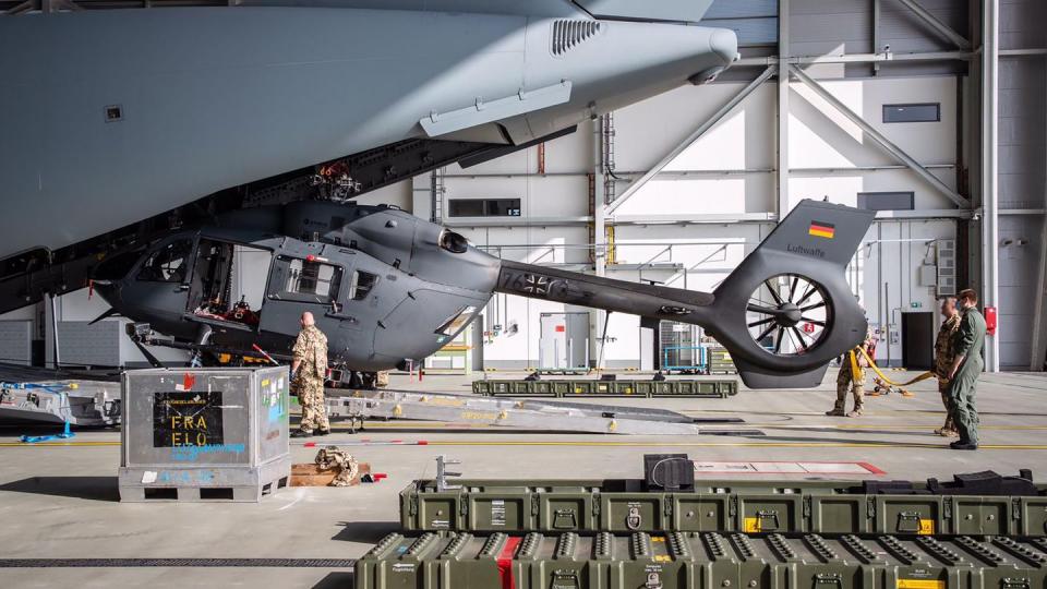 Ein Bundeswehr-Hubschrauber vom Typ H-145M wird in ein Transportflugzeug A400M verladen. Die von der Bundeswehr nach Kabul verlegten Hubschrauber sollen für die Rettung einzelner Deutscher oder auch Ortskräfte eingesetzt werden.