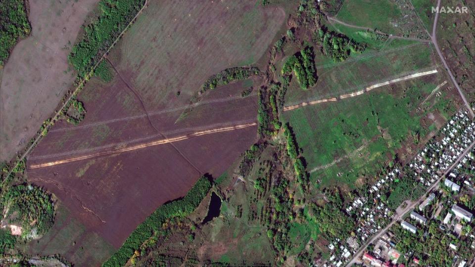 衛星圖像顯示瓦格納近日不斷在烏克蘭東部戈爾斯科耶（Hirske）附近挖戰壕。   圖 :翻攝自馬薩爾科技 (Maxar Technologies)衛星圖像 
