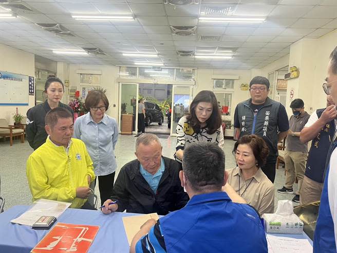 老縣長徐耀昌緊跟在苗栗市長邱鎮軍之後現身國民黨苗栗縣黨部登記。（苗栗縣黨部提供／謝明俊苗栗傳真）