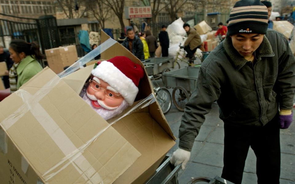 Shops and street vendors in Langfang are forbidden from selling anything Christmas-themed - Sinopix