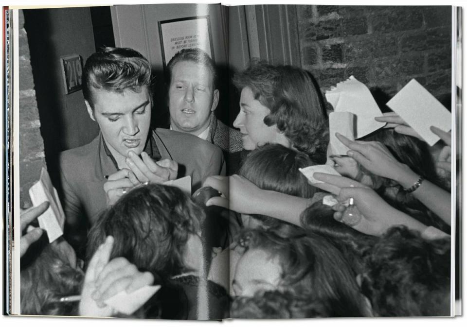 Fans reach out to Elvis for autographs (Alfred Wertheimer/Taschen)