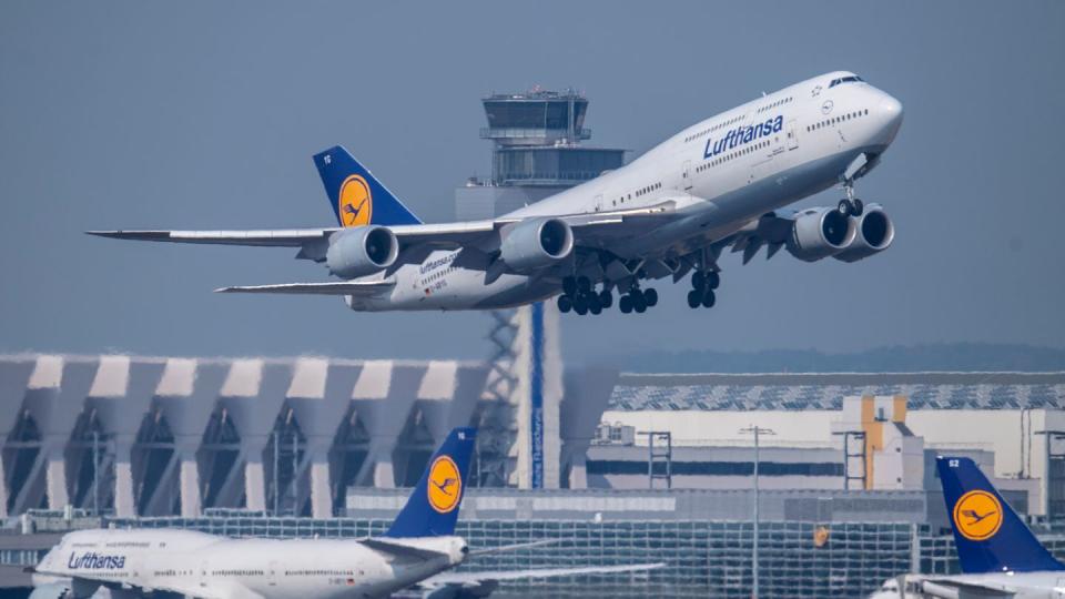 Eine Passagiermaschine vom Typ Boeing 747 der Lufthansa startet auf dem Flughafen Frankfurt/Main. Die Lufthansa erlebt derzeit «ein Comeback der Dienstreise».