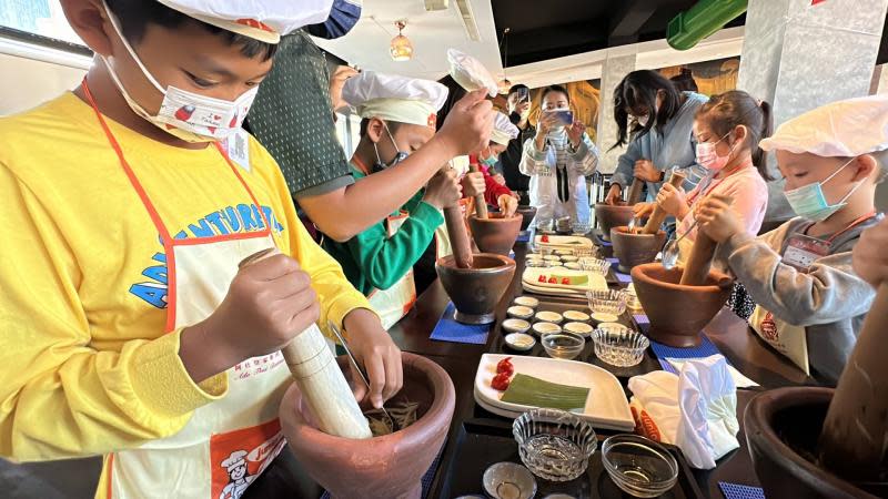 泰式料理餐廳小小廚師體驗營　彰化家扶兒玩樂中學習