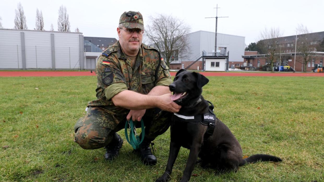 Hauptfeldwebel Alexander Schmidt von der Logistikschule der Bundeswehr in Garlstedt hat Therapiehund «Krümel» an der Leine.