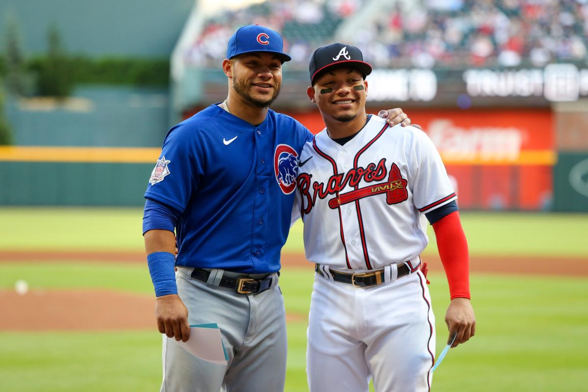 Brothers Willson and William Contreras exchange lineup cards before  Cubs-Braves game