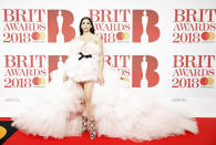 <p>Auch Englands neuer Popstar Dua Lipa fiel mit ihrem voluminösem Tülltraum aus der Frühjahrskollektion von Giambattista Valli auf. Später wurde sie zur besten britischen Künstlerin gekürt – und zog damit sogar an Ed Sheeran vorbei. (Bild. Getty Images) </p>