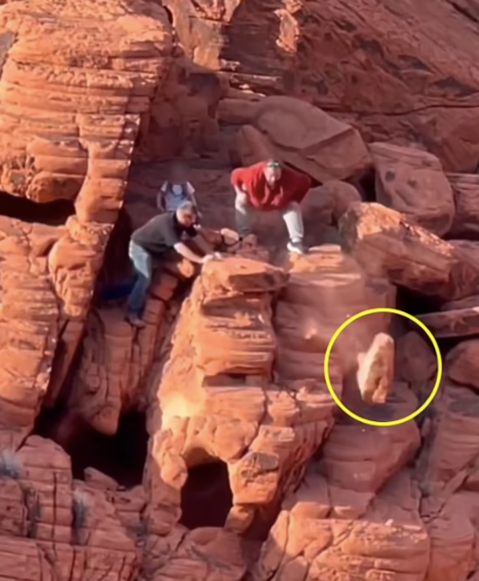 Dos hombres fueron vistos empujando las rocas al suelo (Touronsofyellowstone via Instagram)