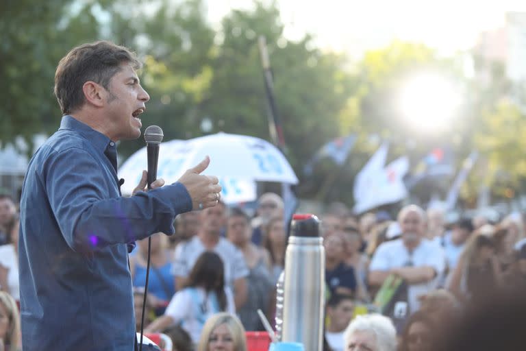 Axel Kicillof de mateada con la gente en la plaza Islas Malvinas, en La Plata