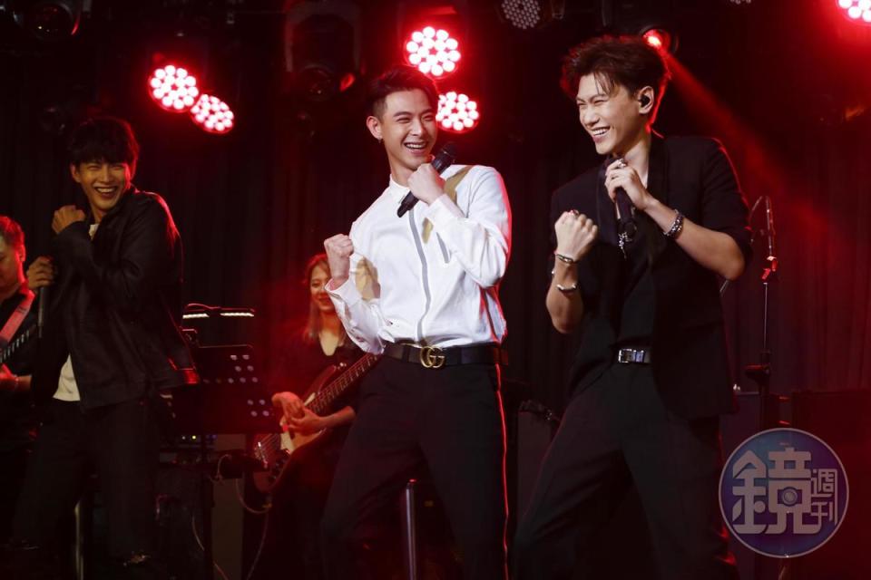張庭瑚（左）跟晨翔（中）與邱宇辰合組限定男團「3C」，一起載歌載舞唱〈365天〉。