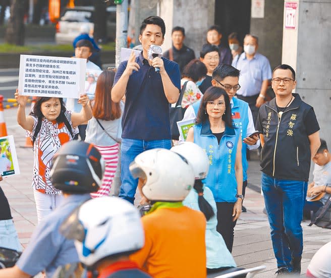 台北市議員羅智強（右）恢復街頭演講，昨國民黨立委蔣萬安（左二）到場，強調人民作主，力推「捍衛台灣豬、萊豬不要來」食安公投連署。（季志翔攝）