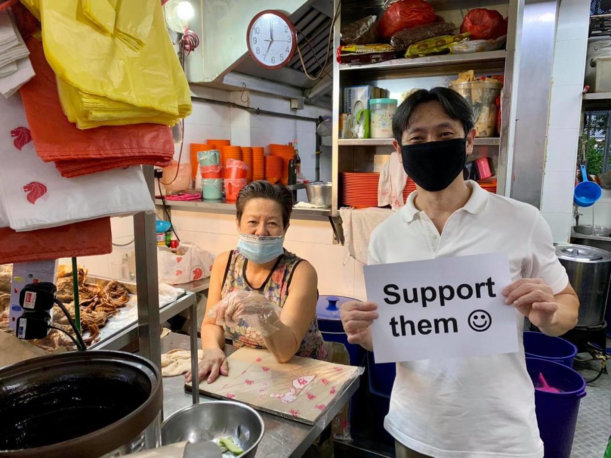 Nee Soon MP Louis Ng holding up a sign in support of hawkers in June 2020. (PHOTO: Louis Ng/Facebook)