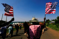 <p>Residents wave the U.S. national flag as they chant slogans on the road ahead of the visit by the former U.S. President Barack Obama to his ancestral Nyangoma Kogelo village in Siaya county, western Kenya July 16, 2018. (Photo: Thomas Mukoya/Reuters) </p>