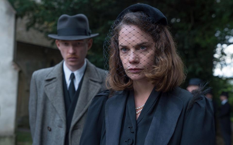 Domhnall Gleeson and Ruth Wilson in The Little Stranger