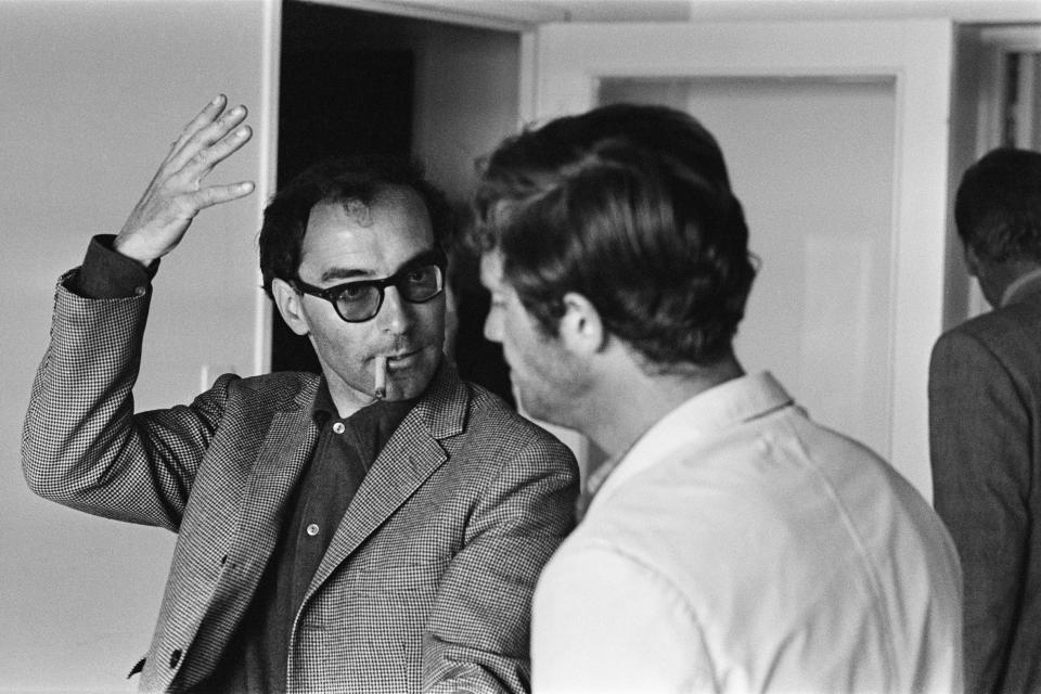 HYERES, FRANCE - Jean-Luc Godard mit Jean-Paul Belmondo bei den Dreharbeiten zu 