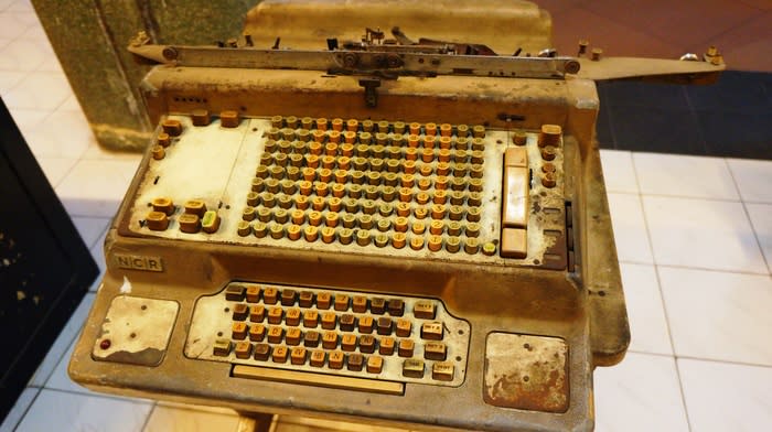 Old machine: The type-writer in the Escompto Bank museum. In this place you can also find a variety of bank-related artifacts.