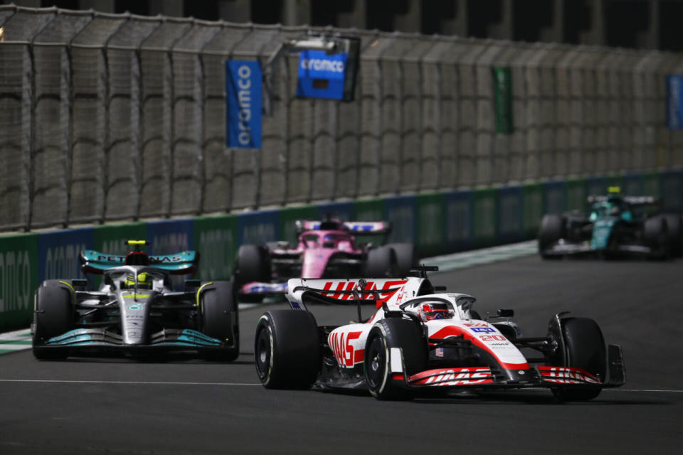 Haas跑在Mercedes前面？而且不是套圈？別懷疑，這就是八連霸衛冕冠軍車隊今年的處境、車身設計押錯寶的結果。