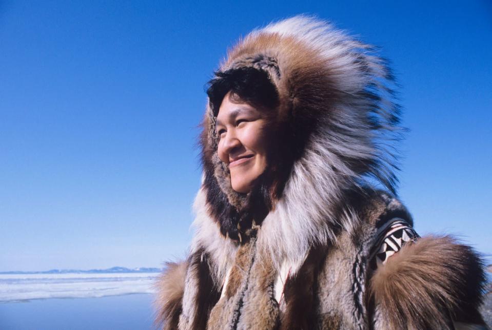 Der "Kunik" dagegen, den Inuit zur Begrüßung ausführen, bleibt den Liebsten vorbehalten: Nur wer sich wirklich nahesteht, reibt die Nase an der Wange des Gegenübers, um den Geruch einzuatmen. Mütter machen es zum Beispiel bei ihren Kindern und drücken dadurch ihre Zuneigung aus. (Bild: iStock/IPGGutenbergUKLtd)