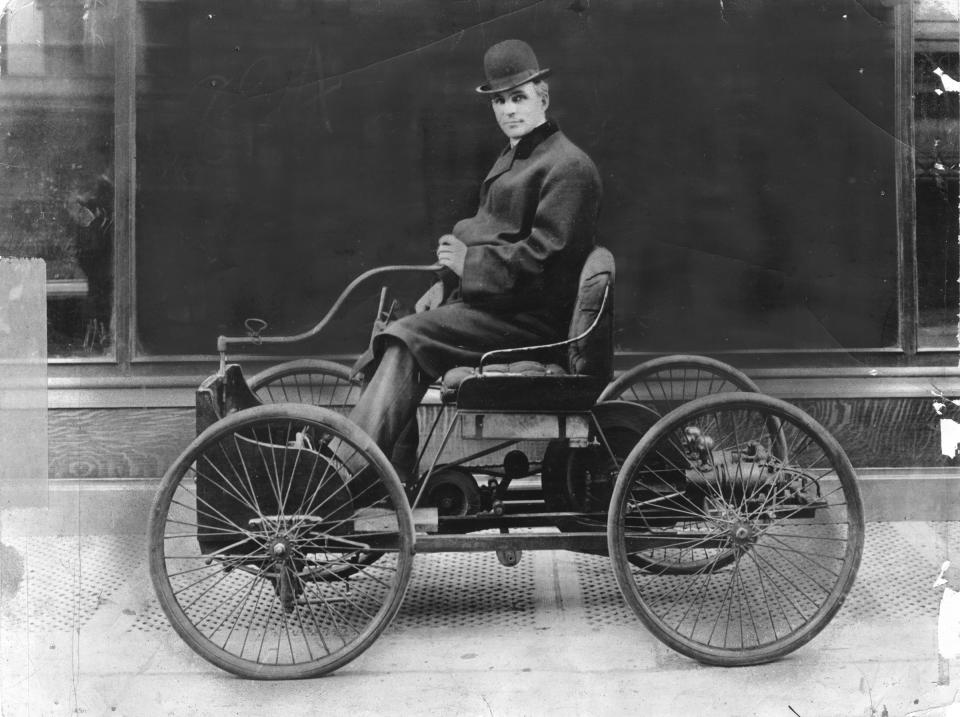 Henry Ford en su primer automóvil, en una fotografía aproximadamente del año 1898. (The New York Times).