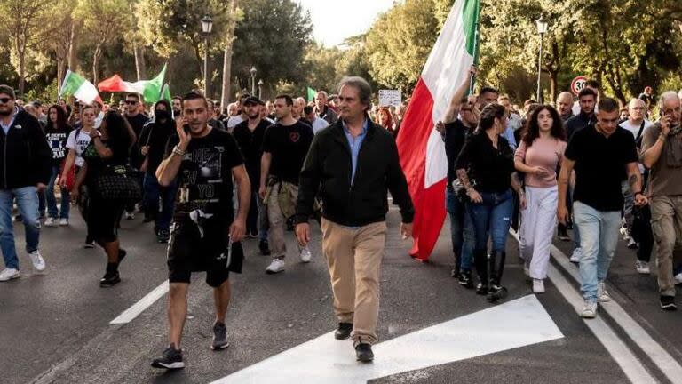 El secretario del partido de derechas italiano Forza Nuova, Roberto Fiore, encabezó durante la pandemia una protesta en Roma que acabó en enfrentamientos con la policía