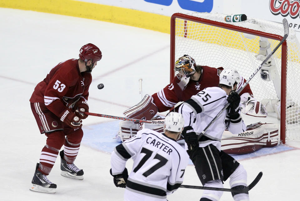 GLENDALE, AZ - MAY 15: Goaltender Mike Smith #41 of the Phoenix Coyotes makes a save in the second period of Game Two of the Western Conference Final against the Los Angeles Kings during the 2012 NHL Stanley Cup Playoffs at Jobing.com Arena on May 15, 2012 in Phoenix, Arizona. (Photo by Jeff Gross/Getty Images)