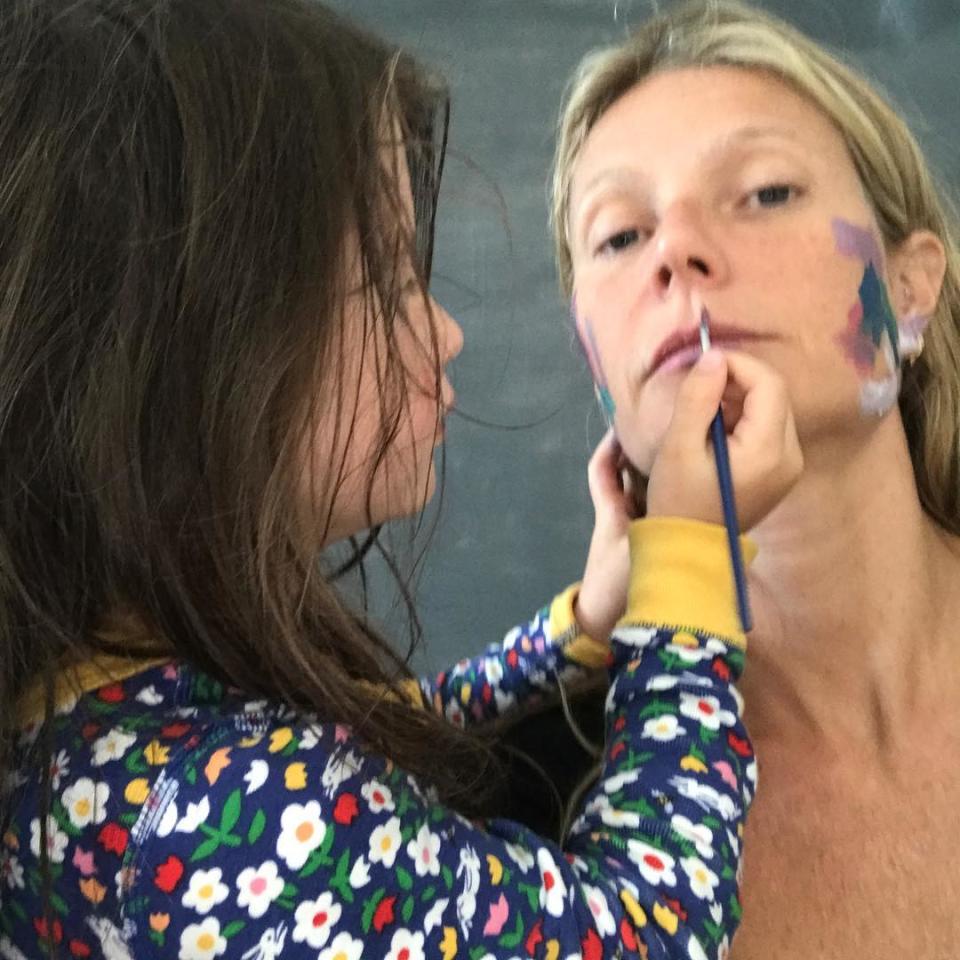 <p>Malgré ces attaques, Gwyneth Paltrow assume. “Je suis vraiment le cobaye. J’aime essayer des choses. Je ne conseille pas de tout faire, mais j’aime tester”, confie-t-elle à The Cut. Crédit image : @gwynethpaltrow </p>