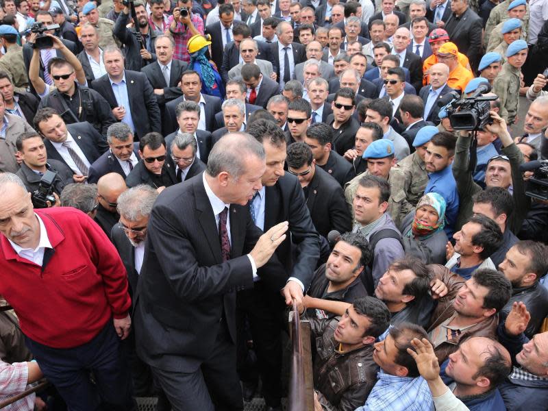 Sicherheitsleute schleusen den Regierungschef durch eine Menge wütender Demonstranten in Soma. Foto: Kayhan Ozer/Turkish Prime Minister Press Office