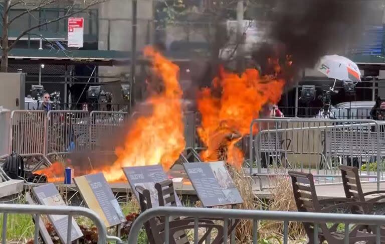 Un hombre se inmoló frente al tribunal donde Trump está siendo juzgado.