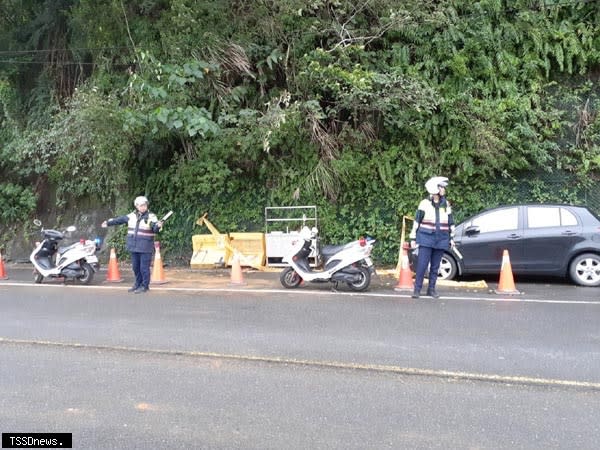 基隆市六合街一處邊坡土石崩落，警方據報到場置放三角錐並拉封鎖線執行交管。︵記者趙智偉翻攝︶