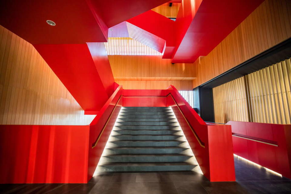 <strong>貫穿整棟圖書館一至六樓的紅色樓梯。（圖／翻攝自台南旅遊網）</strong>