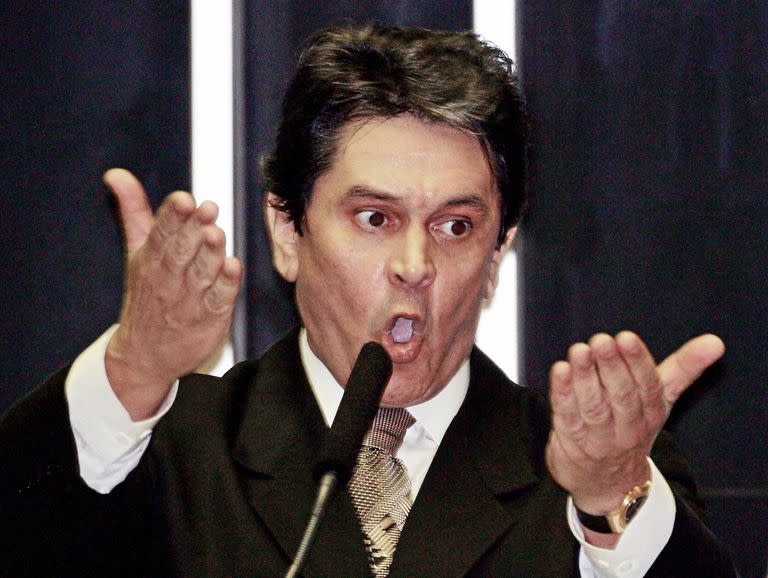 En esta foto de archivo tomada el 14 de septiembre de 2005, el diputado brasileño Roberto Jefferson gesticula mientras pronuncia su discurso durante una sesión de la Cámara Baja para votar su destitución, en Brasilia.