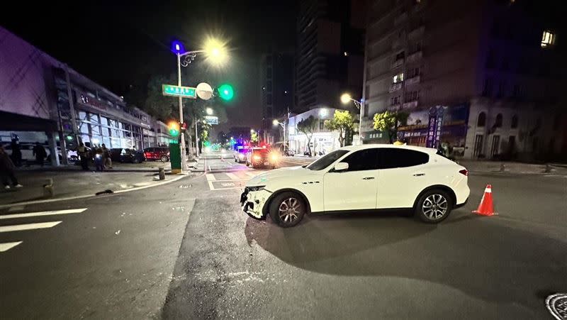 瑪莎拉蒂休旅車不知何來勇氣闖紅燈。（圖／翻攝畫面）