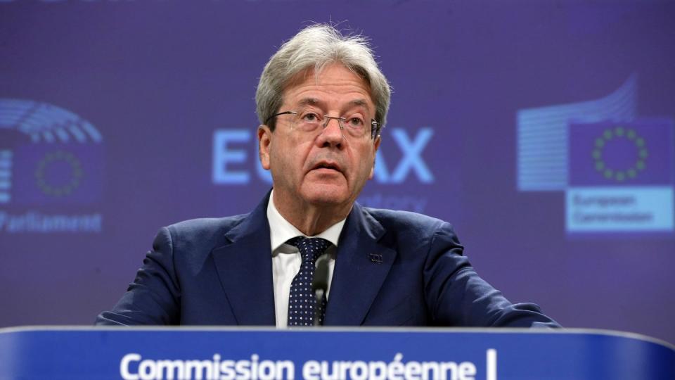 EU-Finanzkommissar Paolo Gentiloni spricht während einer Pressekonferenz. Im Kampf gegen Steuerflucht will die Europäische Union große Konzerne künftig zu öffentlichen Erklärungen zwingen, in welchem Land sie wie viel an den Fiskus zahlen.