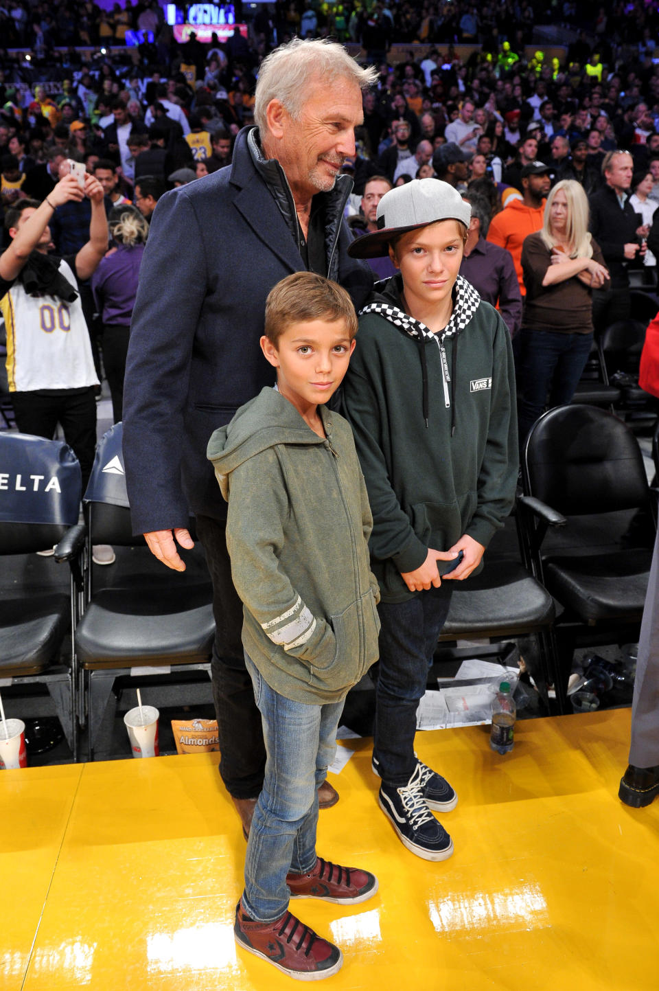 Hayes Logan Costner junto a su padre Kevin Costner y su hermano Cayden Wyatt Costner (Foto: Allen Berezovsky/Getty Images)